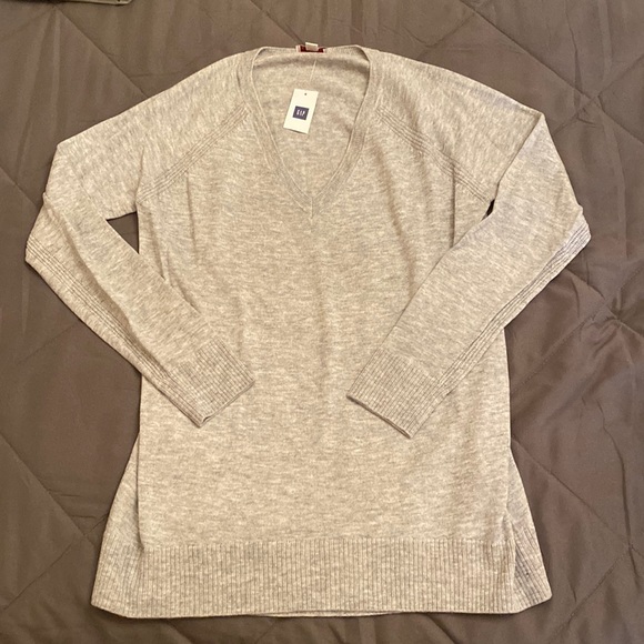 NWT - GAP sweater - Picture 1 of 2